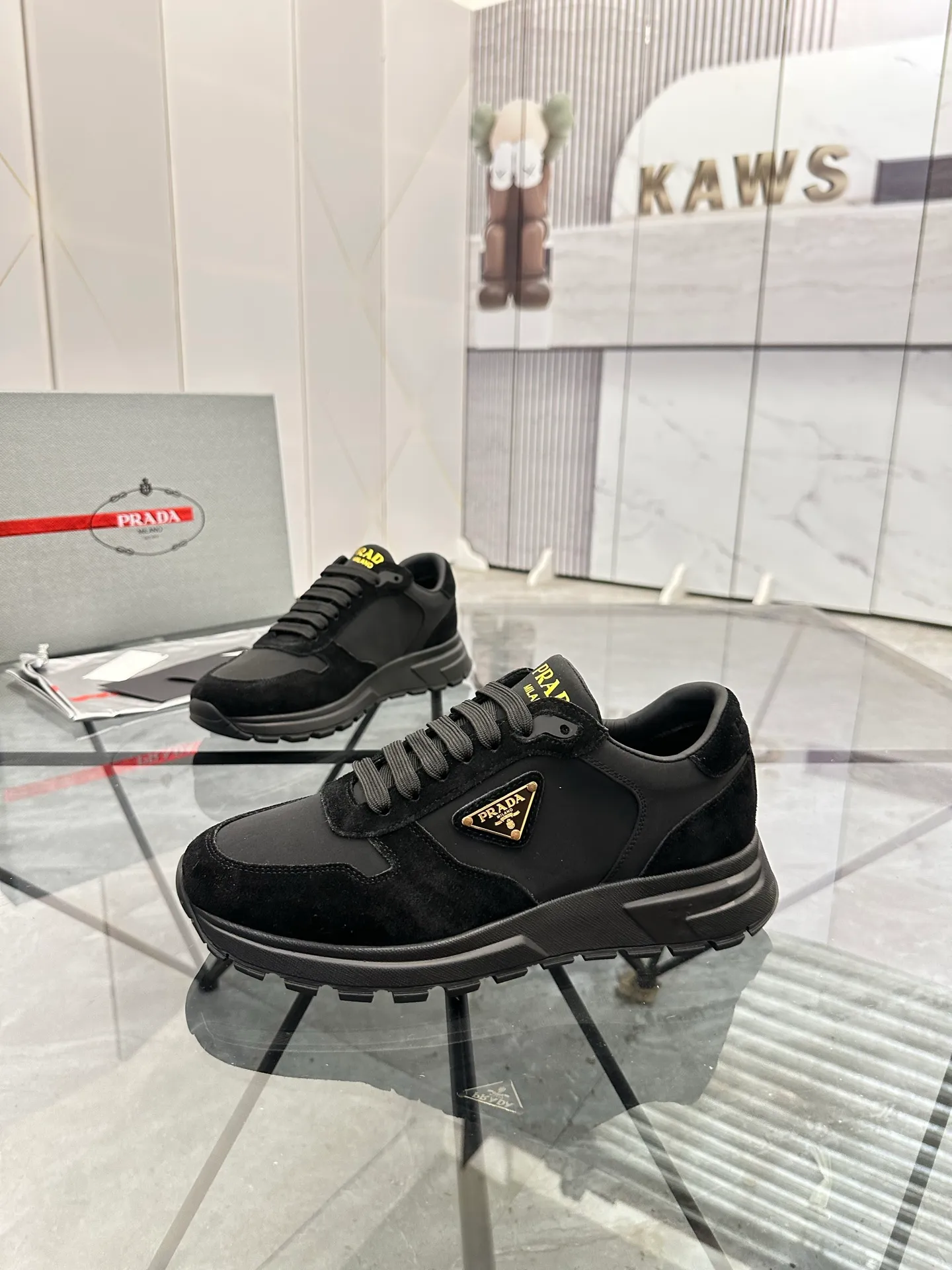 Men's shoes: 💰P580¥ High-end top quality Product trademark: Prada *"Prada*" low-top casual shoes Regular size: 38-45 (can be customized to 46) Product materials: upper imported first-layer nubuck leather spliced ​​with original materials, cowhide lining, cowhide feet, original outsole. Number: 832